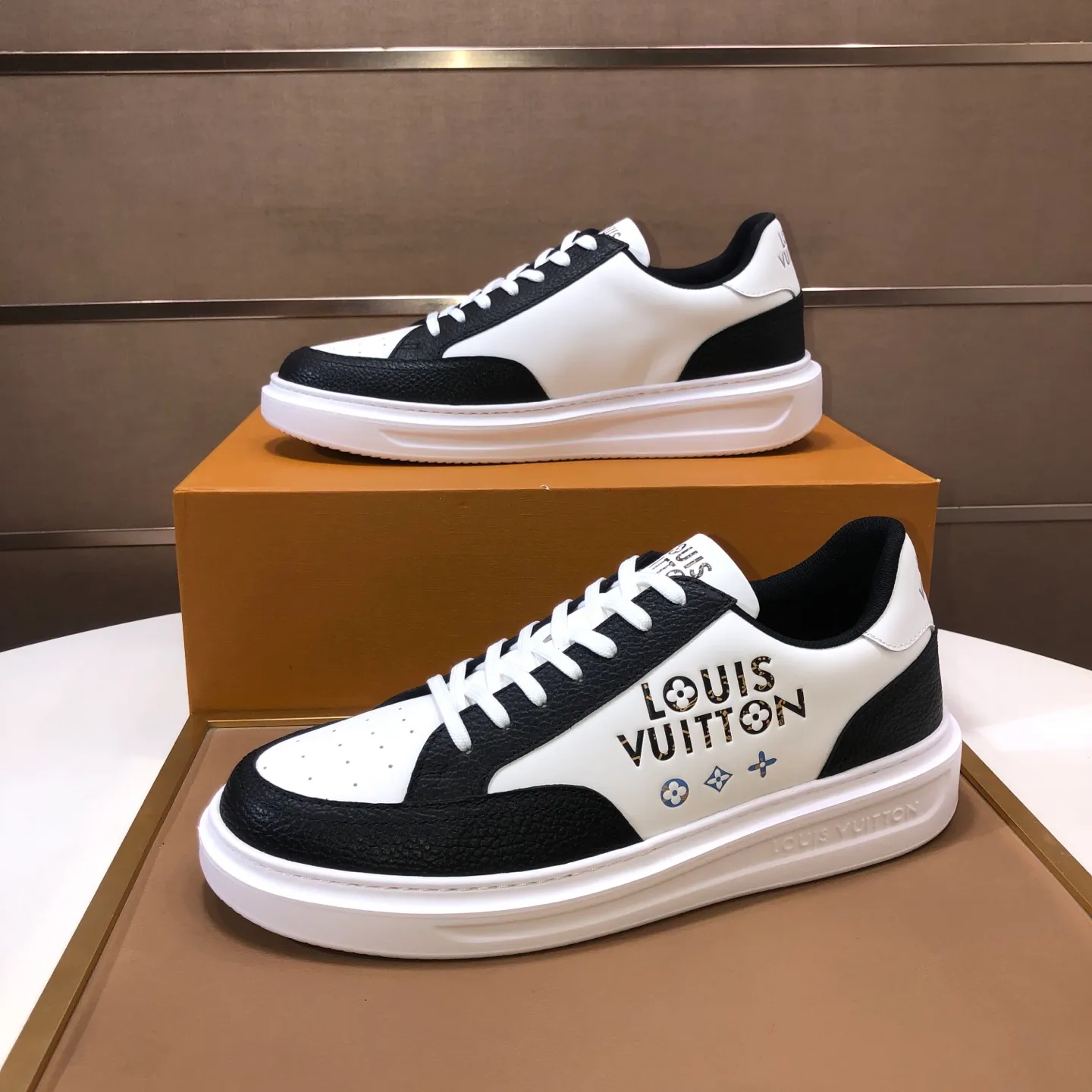Factory batch 640💰original development, quality shipment, welcome to compare - LV sneaker series sports shoes introduce the loose silhouette of the ready-to-wear series into the spring and summer men's wear shows and make an eye-catching appearance. The cow leather upper is combined with rough fabric laces, and colorful beading highlights the brand's classic elements. LV letters mark the tongue and Monogram floral outsole. Mixed materials Made of top-grain cowhide, thick shoelace design, large Monogram print on the side, mesh lining and cotton feet, the comfort is as extreme as ever, premium heritage, quality first, worth owning! Size: Men’s 38-45 (45 is custom-made and cannot be returned or exchanged)